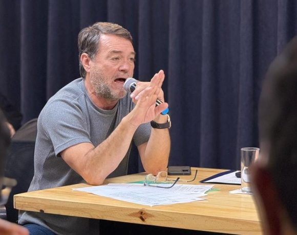 Bárbaro propuso declarar persona no grata a Sturzenegger por sus políticas contra los yerbateros