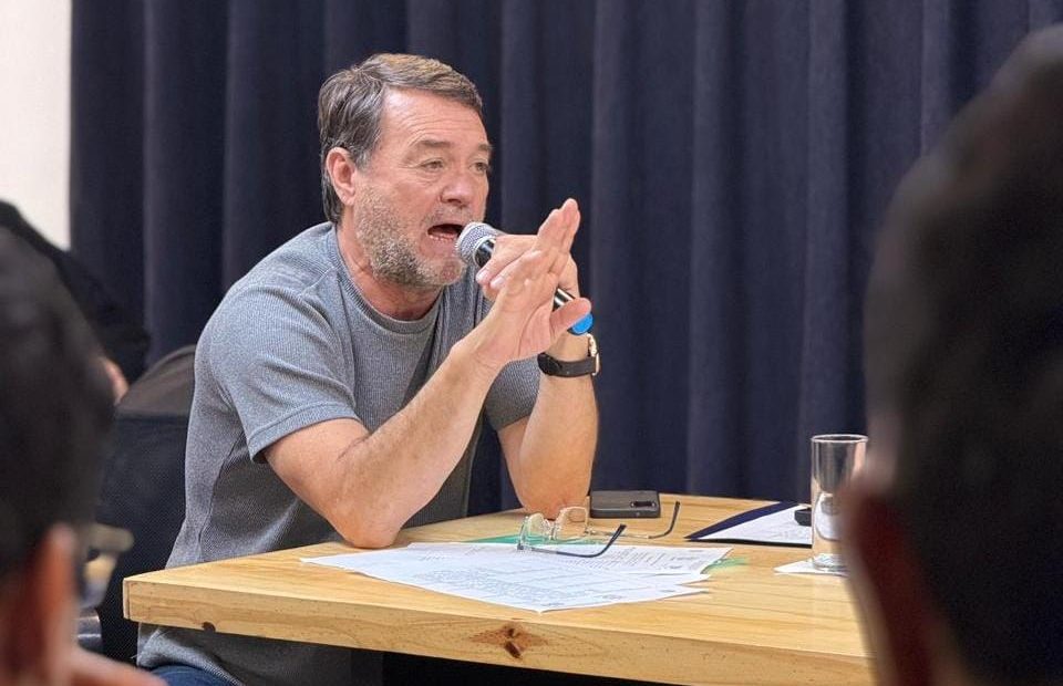 Bárbaro propuso declarar persona no grata a Sturzenegger por sus políticas contra los yerbateros