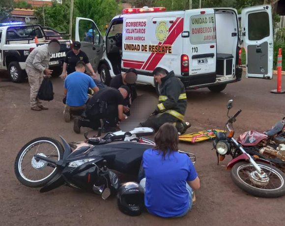 Fuerte choque entre motos en Jardín América resultó con un adolescente y dos adultos lesionados