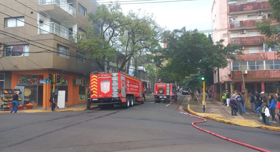 Incendio en una vivienda movilizó a los bomberos en el centro de Posadas