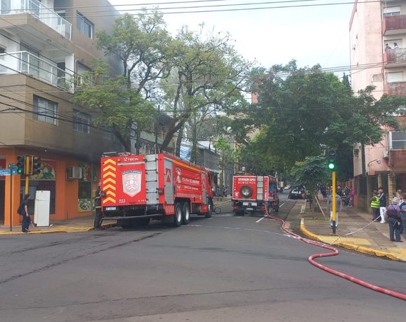 Incendio en una vivienda movilizó a los bomberos en el centro de Posadas