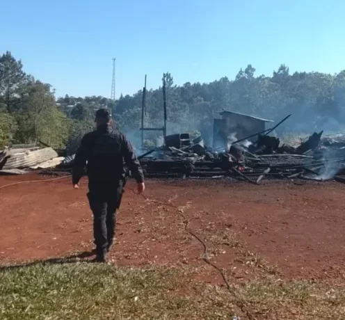 Incendio destruyó por completo una vivienda en Dos de Mayo