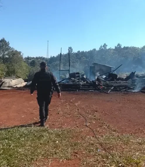 Incendio destruyó por completo una vivienda en Dos de Mayo