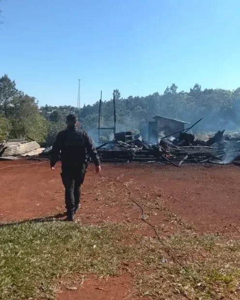 Incendio destruyó por completo una vivienda en Dos de Mayo